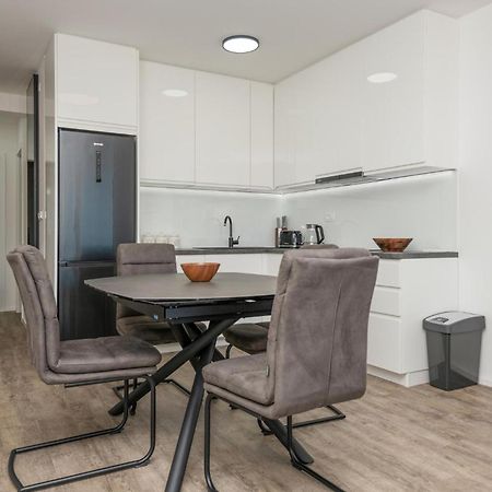 Stunning Apartment In Tucepi With Kitchen Exterior photo
